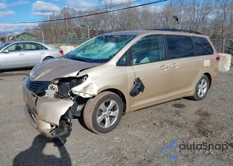 2012 Toyota Sienna Le V6 8 Passenger z USA, uszkodzony, nr VIN 5TDKK3DC7CS236347